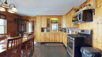 Chalet rustique, Plusieurs lits, foyer (Lower Wilson Pond Refuge) | Cuisine privée