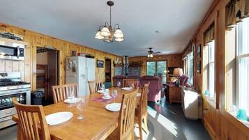 Chalet rustique, Plusieurs lits, foyer (Lower Wilson Pond Refuge) | Restauration