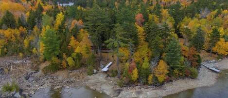 Cabaña, varias camas, chimenea (Lower Wilson Pond Refuge) | Vista a la montaña