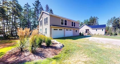Newly-built Waterfront Home With Fast Wifi, Furnished Deck, & Washer/dryer