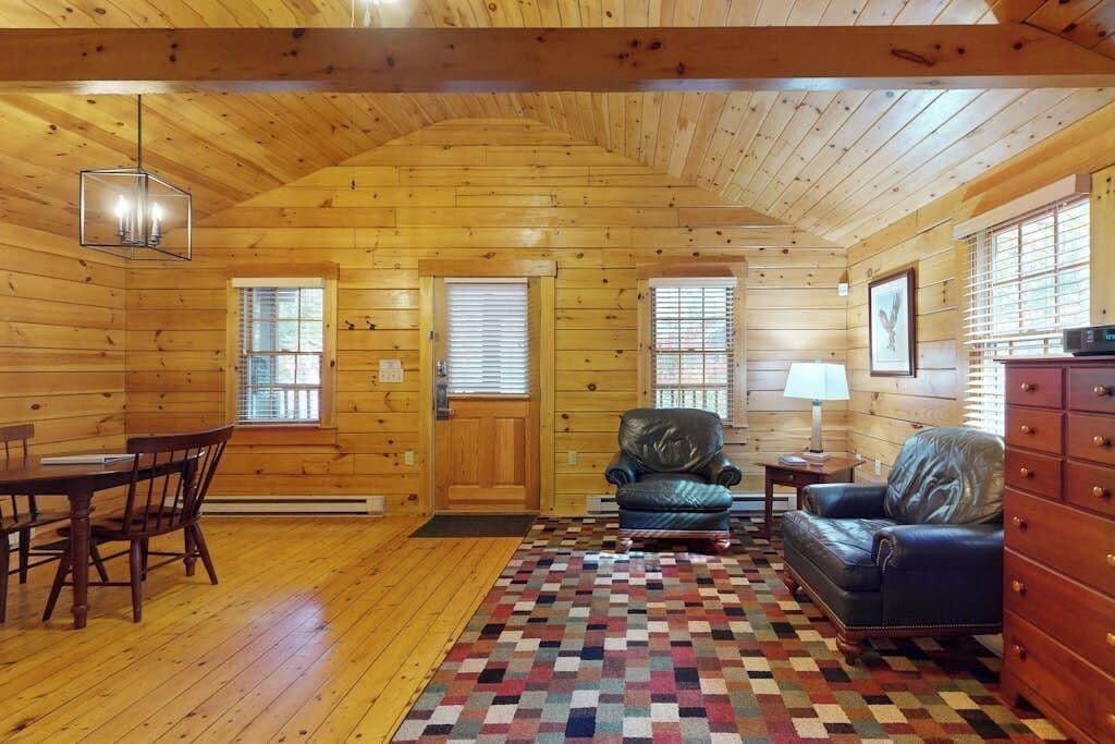 Studio, 1 King Bed, Fireplace, Garden View (Owl Cabin 98) | Interior