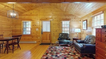 Studio, 1 King Bed, Fireplace, Garden View (Owl Cabin 98) | Interior