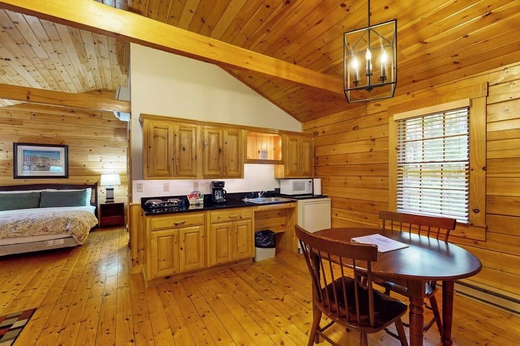 Studio, 1 King Bed (Loon Cabin 89) | Interior