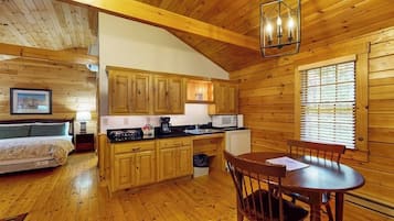 Studio, 1 King Bed (Loon Cabin 89) | Interior