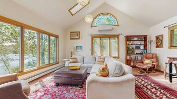 House, Multiple Beds (Phillips Serenity Retreat) | Living area
