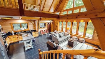 하우스, 침대(여러 개), 파티오 (Lazy Lumberjack Hilltop Cabin) | 거실 공간