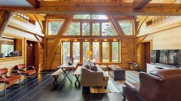 하우스, 침대(여러 개), 파티오 (Lazy Lumberjack Hilltop Cabin) | 거실 공간