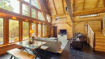 하우스, 침대(여러 개), 파티오 (Lazy Lumberjack Hilltop Cabin) | 거실 공간