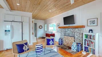 Cabin, 2 Queen Beds, Kitchen (Portside) | Interior