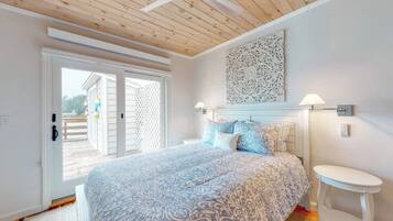 Cabin, 2 Queen Beds, Kitchen (Portside) | 2 bedrooms, individually decorated, individually furnished, bed sheets
