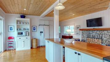 Cabin, 2 Queen Beds, Kitchen (Portside) | Private kitchen