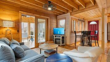 House, Multiple Beds, Hot Tub (Quarry Village Compound) | Living area