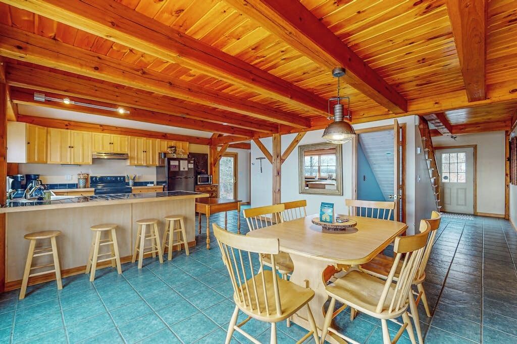 منزل - عدة أسرّة - برواق (Moosehead Lodge) | تناول الطعام