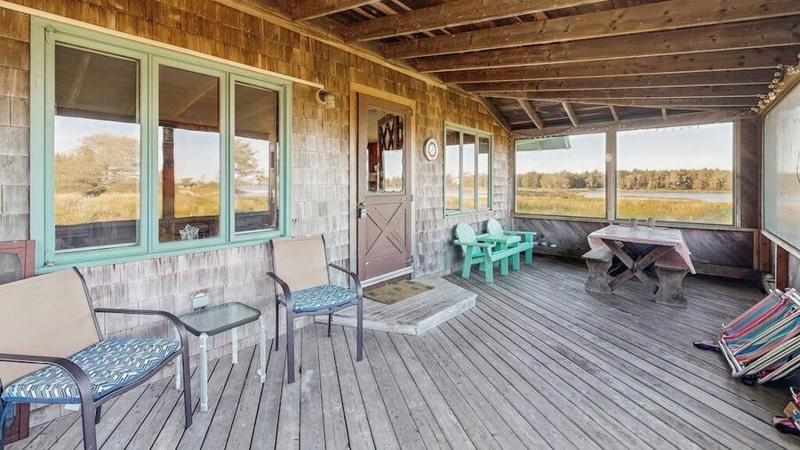 Peaceful Coastal Cabin With Screened Porch, Water View of the Cove, Dog-friendly