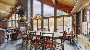 Maison, Plusieurs lits, patio (Lodge at Moosehead Lake) | Intérieur