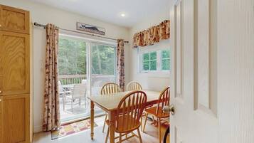 Cabin, Multiple Beds, Kitchen (Aspen Cottage) | 2 bedrooms, individually decorated, individually furnished, bed sheets