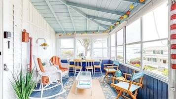 Ferienhaus, Mehrere Betten, Kamin (Ocean Point Cottage-Waterfront Access) | Innenbereich