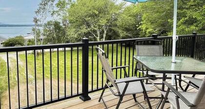Charming Apartment With Ocean Views, Private Deck, and Easy bay Access