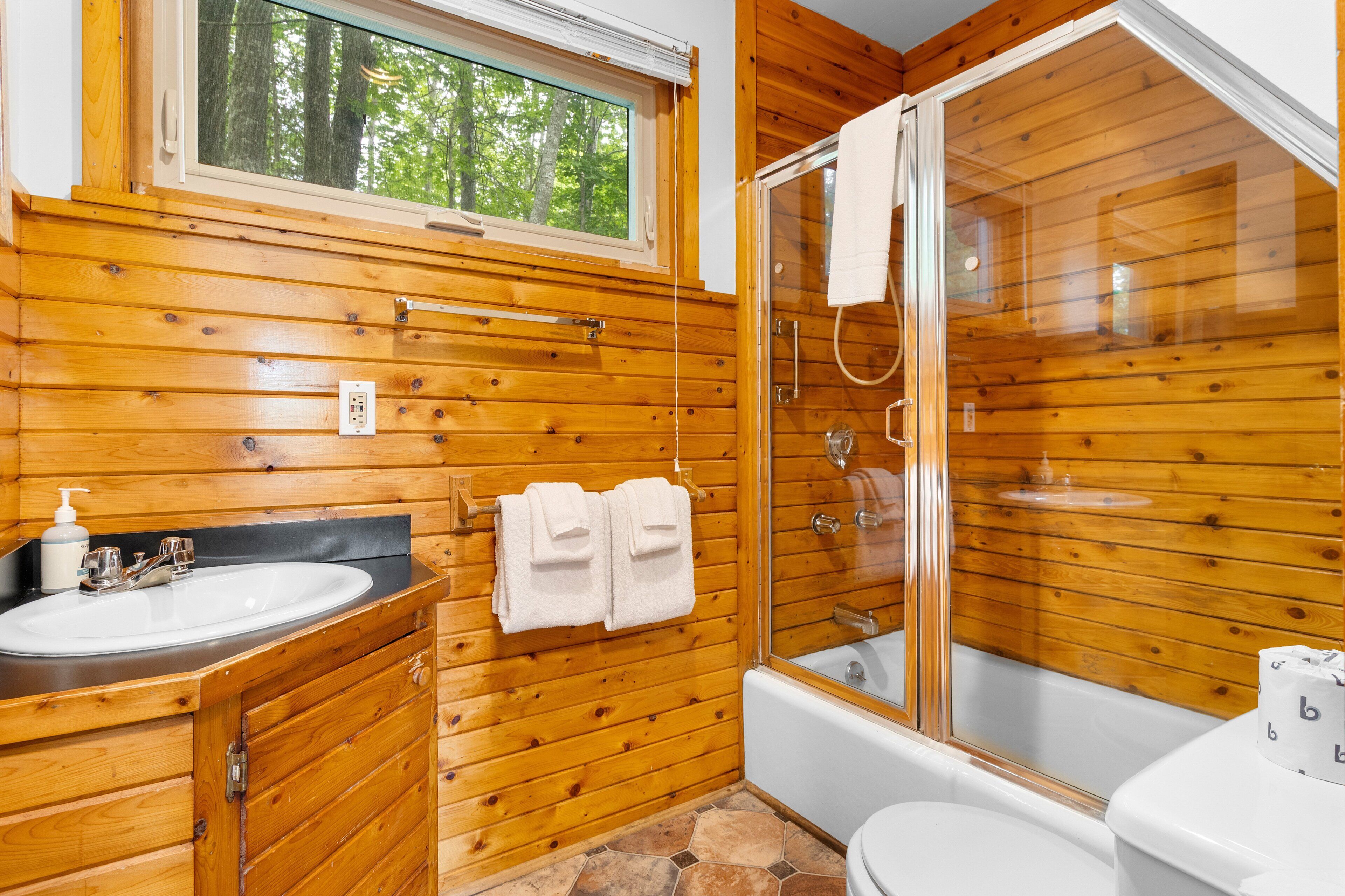 Kabin, 2 Tempat Tidur Queen, pemandangan kebun (Ledgewood 9A) | Kamar mandi | Handuk