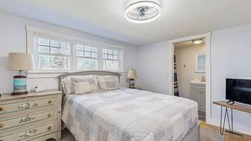 House, Multiple Beds, Kitchen, Garden View (Captains Cottage on Atlantic) | 3 bedrooms, individually decorated, individually furnished, bed sheets