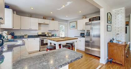 Coastal Bungalow With Large Yard, Beautiful Kitchen, & Great Location