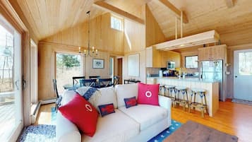 Chaumière, Plusieurs lits, patio (Lil See-Coastal Haven) | Aire de séjour