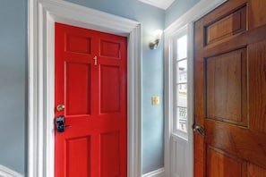Une porte rouge dotée d’un clavier pour l’ouverture, d’un interrupteur et du chiffre « 1 » apposé sur la porte.