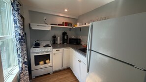 House, 2 Queen Beds, Garden View (36 Main Flat 4) | Private kitchen