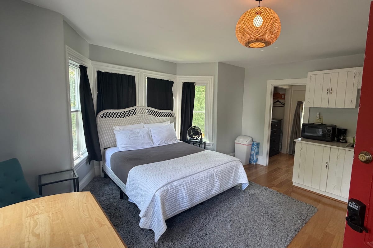 Studio, 1 grand lit (36 Main Flat 2) | 2 chambres, décor unique, ameublement unique, literie fournie