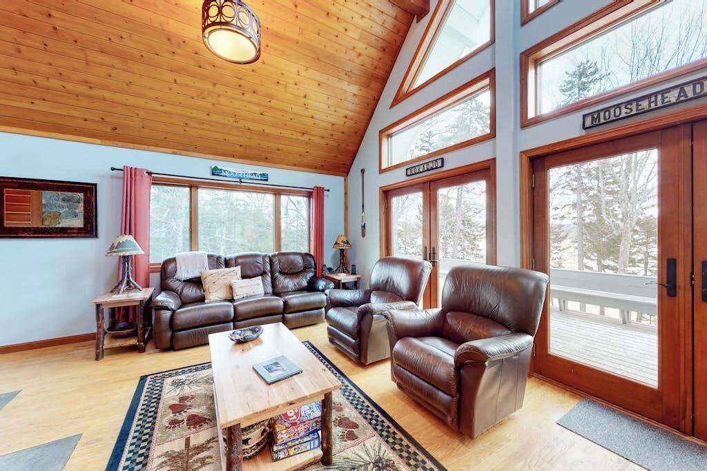 House, Multiple Beds, Patio (Lakeside Chalet) | Living area