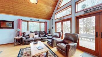House, Multiple Beds, Patio (Lakeside Chalet) | Living area