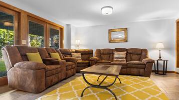 House, Multiple Beds (Lakeside Chalet) | Interior