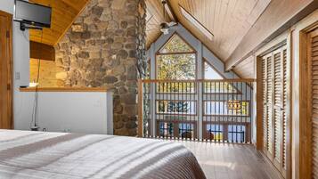House, Multiple Beds (Lakeside Chalet) | 2 bedrooms, individually decorated, individually furnished, bed sheets