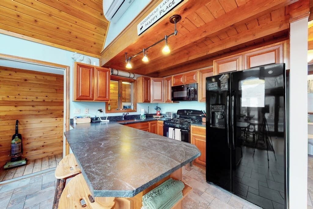 House, Multiple Beds, Patio (Lakeside Chalet) | Private kitchen