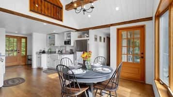 House, 1 Queen Bed, Patio (Beehive Cottage) | Dining