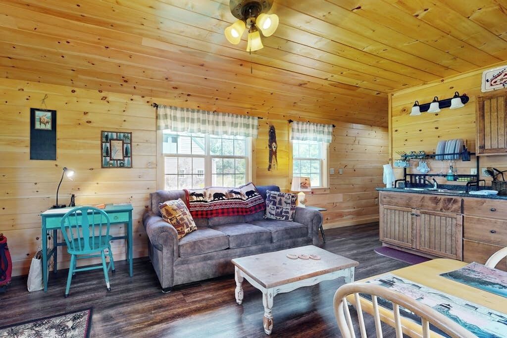Cabaña, 1 cama Queen size, cocineta, vista al jardín (Acadia Lights Cabin) | Área de sala de estar