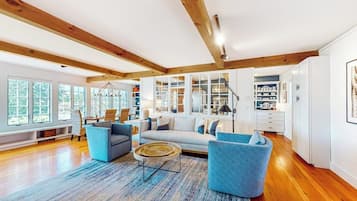 House, 2 Queen Beds, Patio (Topgallant) | Living area