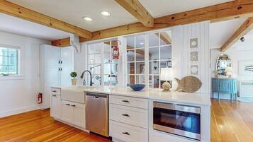 House, 2 Queen Beds, Patio (Topgallant) | Private kitchen