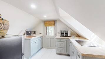 Apartment, 1 Queen Bed (The Rice Andrews House circa 1762) | Private kitchen | Fridge, microwave, oven, stovetop