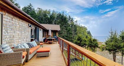 Renovated Oceanfront Home With Stunning View & Pebbly Beach - Snowbird-friendly