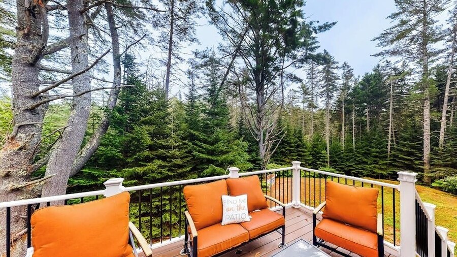 Idyllic Waterfront Home With Furnished Deck, Grill, Sweeping Views & Private W/D