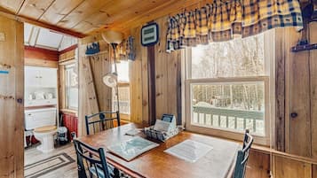 Cabin, Multiple Beds, Kitchen (Lily's Pad) | 2 bedrooms, individually decorated, individually furnished, bed sheets