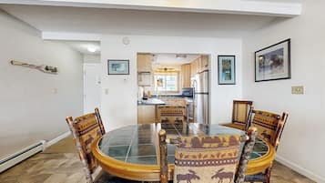 House, 2 Queen Beds, Garden View (Greenview Condo) | 2 bedrooms, individually decorated, individually furnished, bed sheets