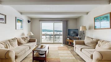 House, 2 Queen Beds, Garden View (Greenview Condo) | Living area