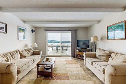 Lakefront Condo on the Golf Course With Sweeping Views and Beach Access