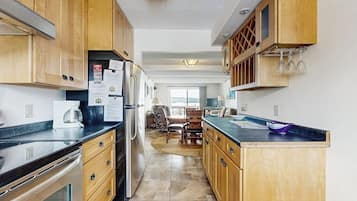 House, 2 Queen Beds, Garden View (Greenview Condo) | Private kitchen
