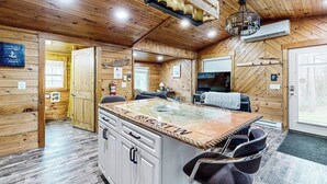 Nhà, nhiều giường, bếp (Little Cottage in the Woods) | Nội thất
