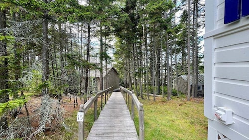 Whispering Spruces; Cozy Studio With Queen Bed & W
