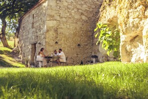 Outdoor dining - Vrbo Property (Castelnau-sur-l'Auvignon)