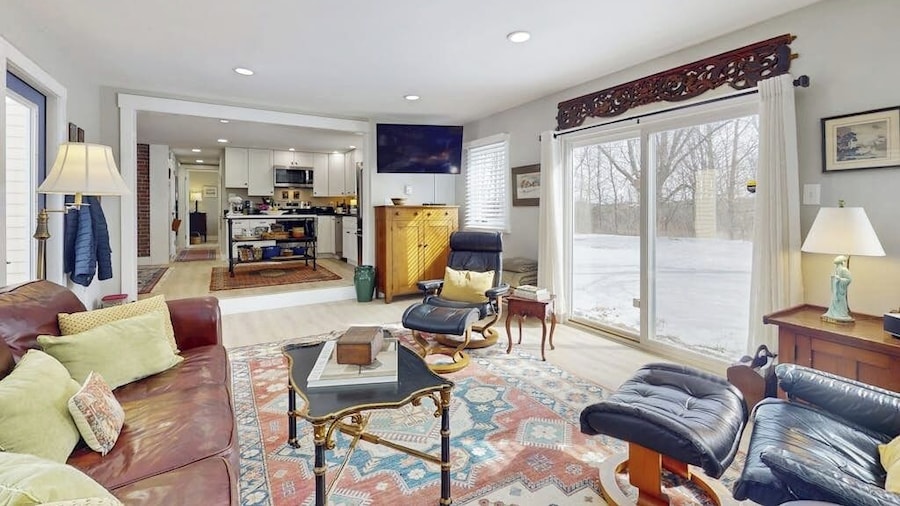 Elegant Home With a Cozy Living Area, Wifi, Backyard, and Washer/dryer
